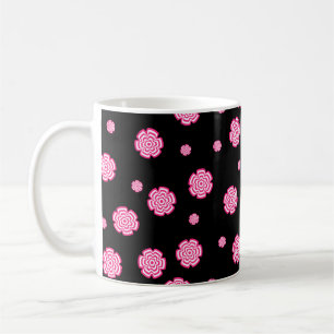 Mörkens bakgrundsljusa stiliserade rosa blommor. a kaffemugg