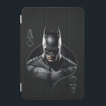 Mörkens Knight-uppspelningskortdesign iPad Mini Skydd<br><div class="desc">Ett stiliserat spelkort med en mörk,  en broderande superhjälte som liknar Batman som Klubbarnas Ace. Utformningen integrerar vasst,  elegant inslag med en texturerad svart bakgrund och abstrakt.</div>
