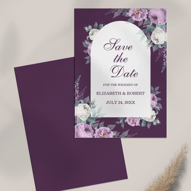 Mörkens Lila Användare sparar datumkortet Inbjudningar (Dark Purple Peonies Save The Date Card on white table.)
