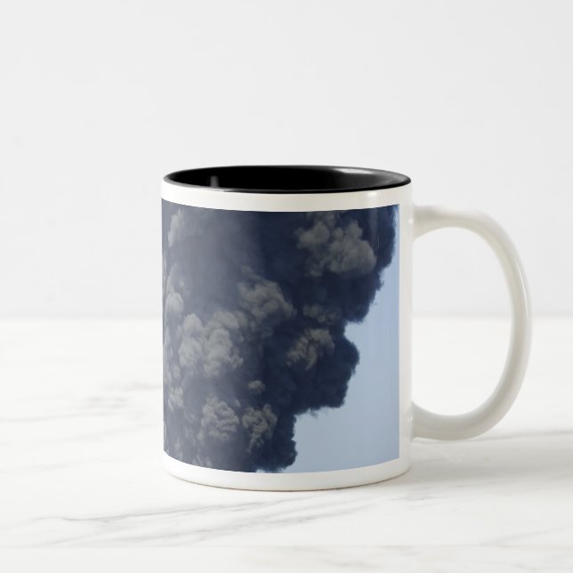 Mörkens moln av rök och brand uppstår 2 Två-Tonad mugg (Höger)