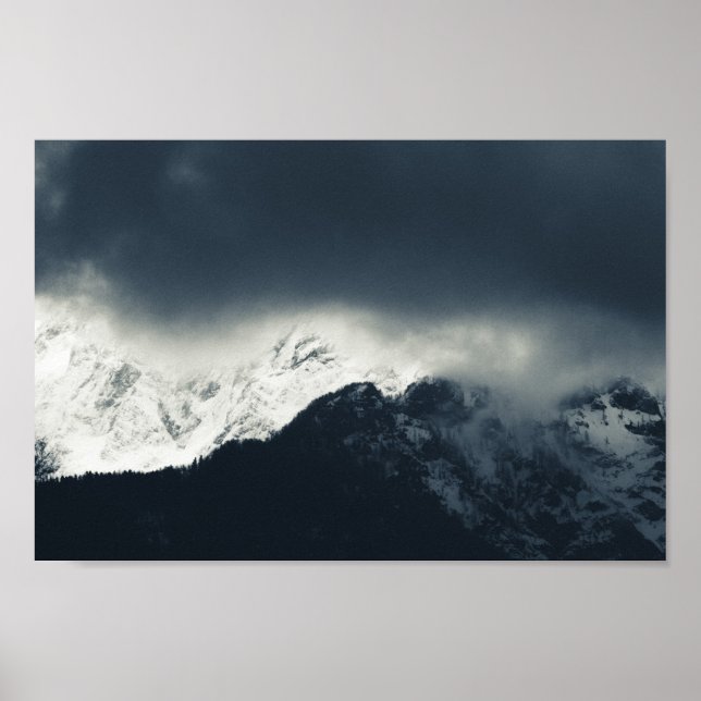 Mörker och ljus på berg täckta av snö poster (Framsidan)