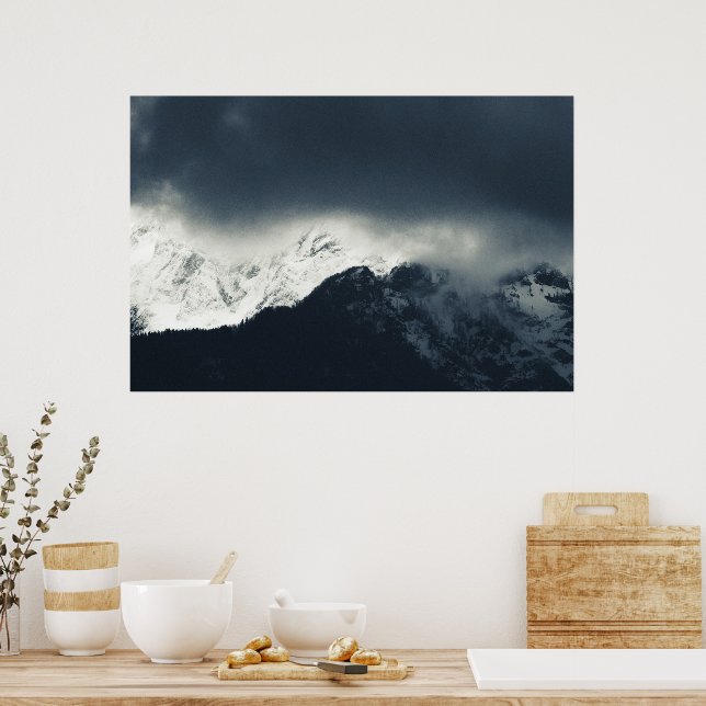 Mörker och ljus på snötäckta berg poster (Kök)