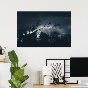 Mörker och moln över bergen poster
