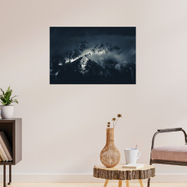 Mörker och moln över bergen poster