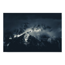 Mörker och moln över bergen