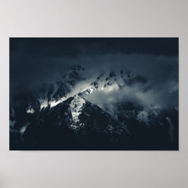 Mörker och moln över bergen poster