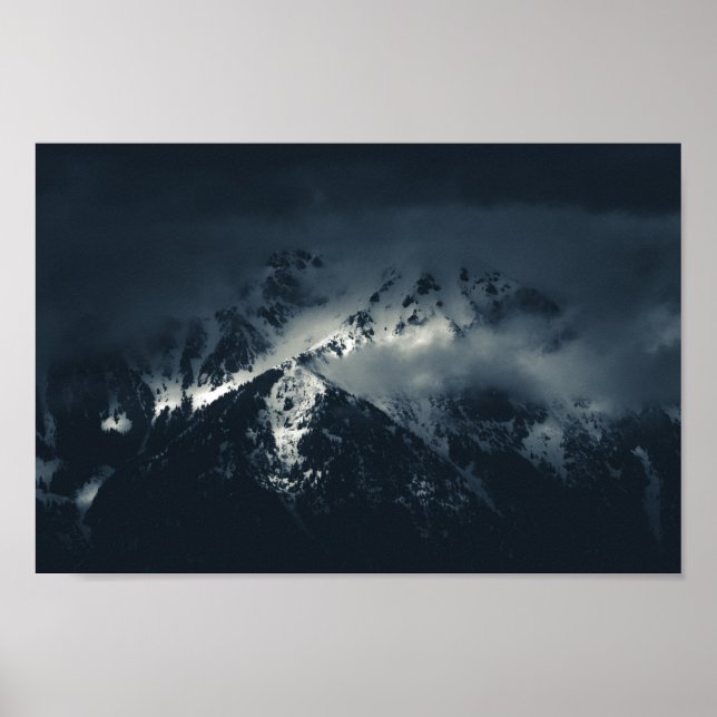 Mörker och moln över bergen poster (Framsidan)