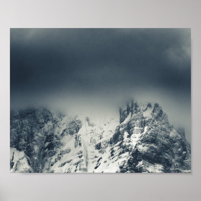 Mörker och moln som täcker berg poster (Framsidan)