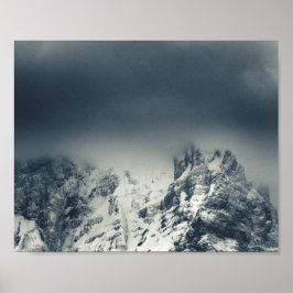 Mörker och moln som täcker berget poster