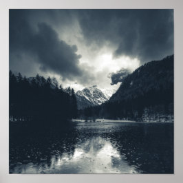 Mörker och regn i Zgornje Jezersko, Slovenien Poster