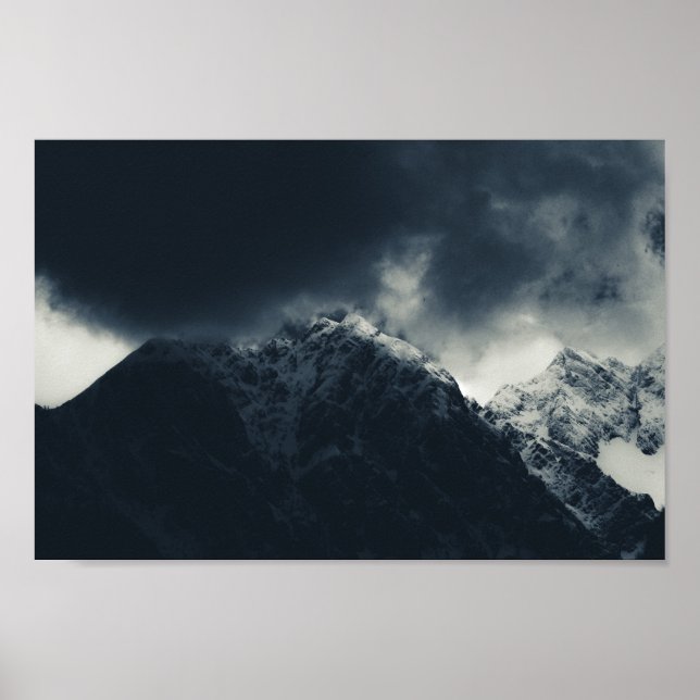Mörker och stormmoln över berg poster (Framsidan)