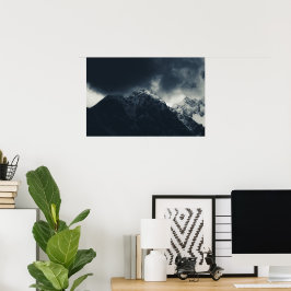 Mörker och stormmoln över bergen poster