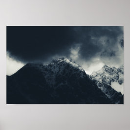 Mörker och stormmoln över bergen poster