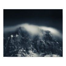 Mörker och vita moln över bergen