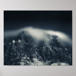 Mörker och vita moln över bergen poster