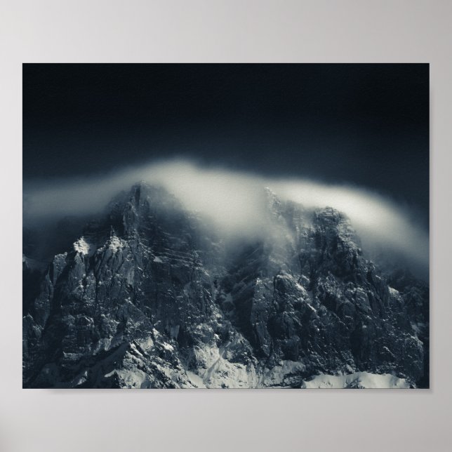 Mörker och vita moln över bergen poster (Framsidan)