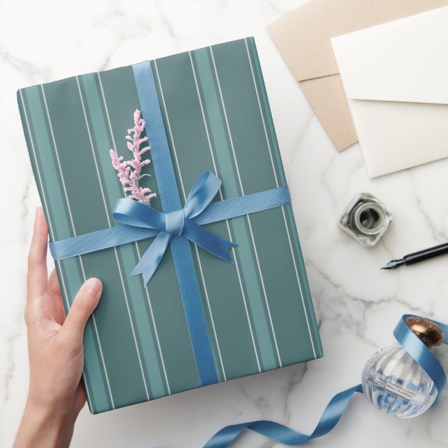 Mörkgrågrön och grågrön randig presentpapper (Gifting)
