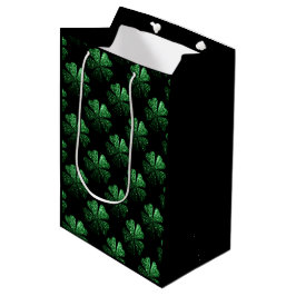 Mörkgrön gnistrande Shamrock-mönster på svart