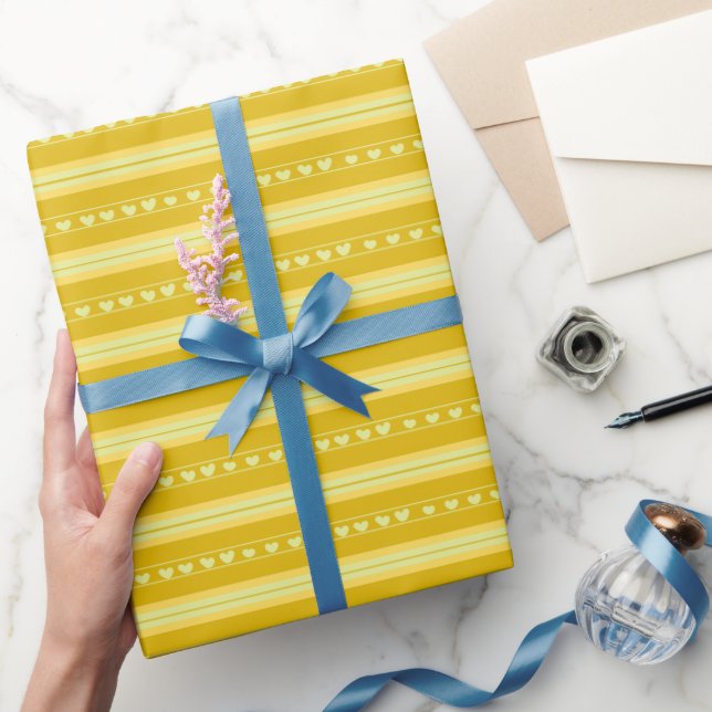 Mörkgul och gula hjärtan i ränder presentpapper (Gifting)
