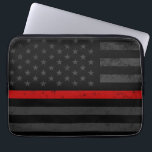 Mörkt bekymrat avfyrar kämpeflagga laptop sleeve<br><div class="desc">En mörk bedrövad bärbar dator för stilbrandmanflagga hänger lös.</div>