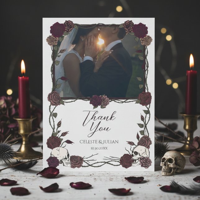 Mörkt Blommigt Dödskalle Foto Bröllop Tacksamhetsk Tack Kort (Burgundy Soft Dark Floral Gothic or Whimsigoth Wedding Thank You Cards with Photo of Wedding Couple)