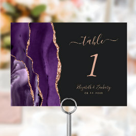 Mörkt bröllop med lila roséguldagate bordsnummer