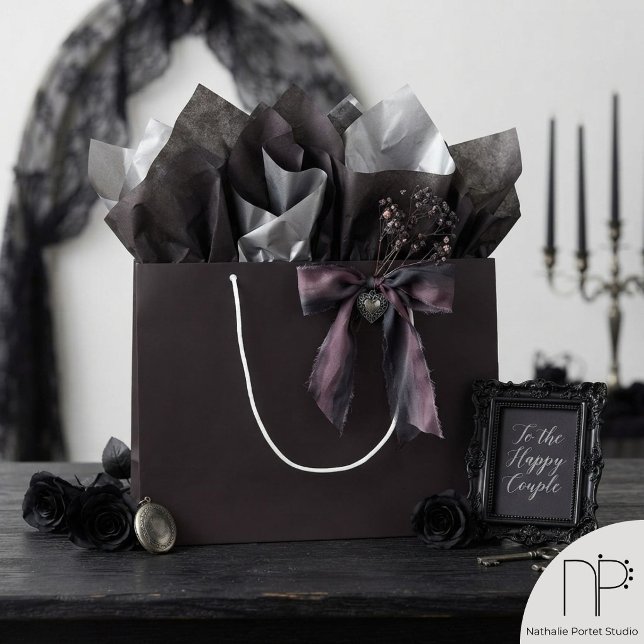 Mörkt fast plommon (Solid dark plum minimalist gothic gift bag for sophisticated and refined gift presentation.)