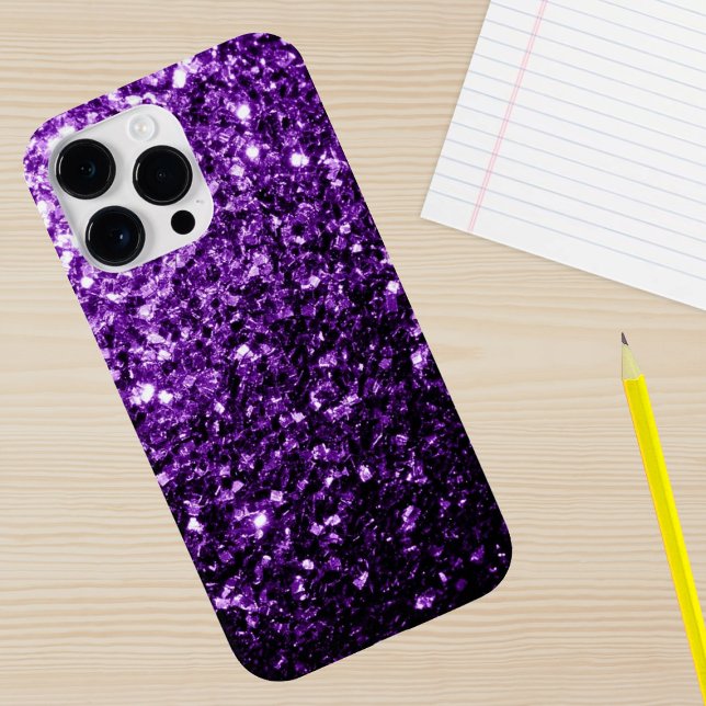 Mörkt lila falskt glänsande glitter gnistrar (Sparkle up and protect your phone with trendy faux sparkles phone case. In many different colors.)