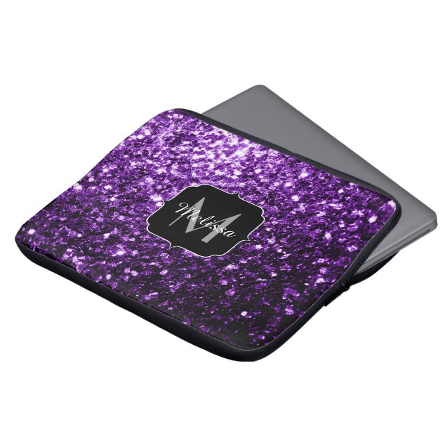Mörkt lila falskt glänsande glitter gnistrar Monog Laptop Sleeve (Framsida topp)
