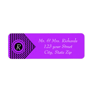 Mörkt lila monogram chevron returadress etikett