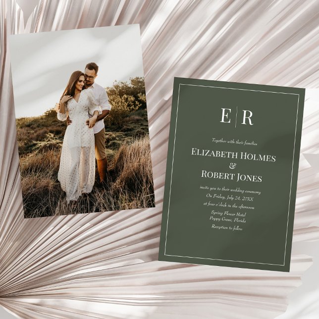 Mörkt Oliv Monogram Foto Bröllopsinbjudan Inbjudningar (Dark Olive Minimalist Monogram & Photo Wedding Invitation on a neutral dry palm leaf.)