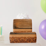 Mörkt Trä Bearbetat Läder Western Naturlig Stil Presentpapper<br><div class="desc">Sänk dina gåvor i den rustika elegansen hos vårt väggrelieferade läderinspirerade western-fotoförpackningspapper. Denna utsökta medelbruna trä- och utsirade läderdesign fångar naturens tidlösa skönhet och ger en lugn och organisk touch till din förpackning. Perfekt för alla tillfällen, dess rika och detaljerade textur frammanar känslan av nyligen polerad mahogny och skapar en...</div>