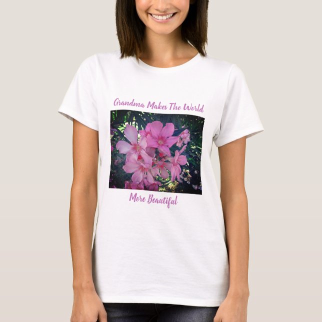 Morma är BeSnyval Rosa Blommigt Flowers Nana T Shirt (Framsida)
