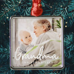 Morma Photo Elegant Helgdag Chic  Julgransprydnad Metall<br><div class="desc">Design består av modern chic-typografi med sans serif- och serif-teckensnitt. Lägg till ett foto av anpassningsbarna mormor och årtal.</div>