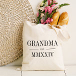 Morma Roman Numeral Year Etablerad Tygkasse<br><div class="desc">En modern minimalistisk väska för att fira en chic mormor,  den här rena,  minimala toten innehåller "morma" eller ditt val av smeknamn i svart smycke. Anpassa med året som hon blev en mormor under elegantens romerska siffror för en chic.</div>
