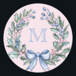 Mormillenial Holly jul Monogram Runt Klistermärke<br><div class="desc">Juldekalen har en liten årtusenskonstruktion med ett holly ram med ett blått monogram på en rosa gingham-bakgrund. Du kan anpassa dig med ett monogram.</div>
