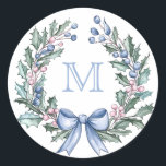 Mormillenial Holly jul Monogram Runt Klistermärke<br><div class="desc">Juldekalen har en liten årtusendesformad utformning med en holly ram med en blå monogramsformad vapensköld överst. Du kan anpassa dig med ett monogram.</div>