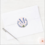Mormisk Rosa och blå molekylsmonogram Runt Klistermärke<br><div class="desc">Denna juldekal har en liten årtusendesformgivning som har en marin vapensköld med blå damm på  rosa. Det finns en ställe att lägga till din första monogram.</div>