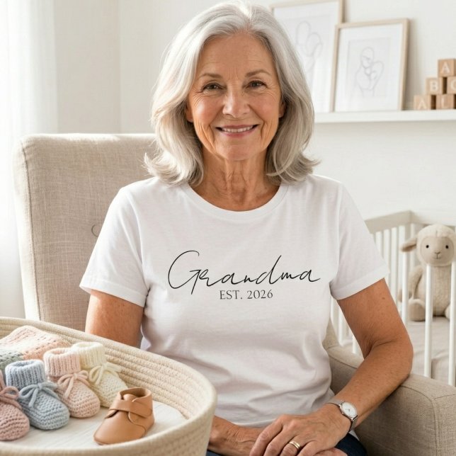 Mormor Års Eleganta Skript Familj Design T Shirt (Skapare uppladdad)