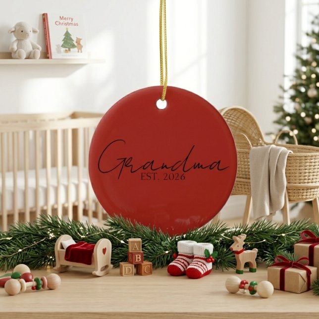 Mormor Est År Elegant Skript Röd Design Julgransprydnad Keramik (Skapare uppladdad)