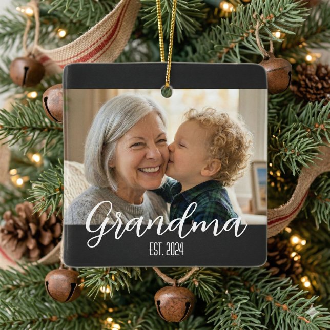 Mormor Etablerade Minimalistisk Vit Skrifttext Julgransprydnad Keramik (Skapare uppladdad)