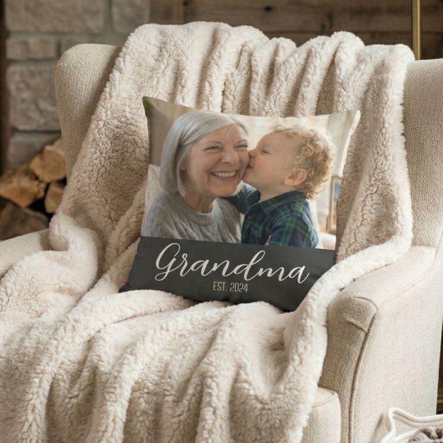Mormor Etablerade Minimalistisk Vit Skripttext Kudde (Skapare uppladdad)