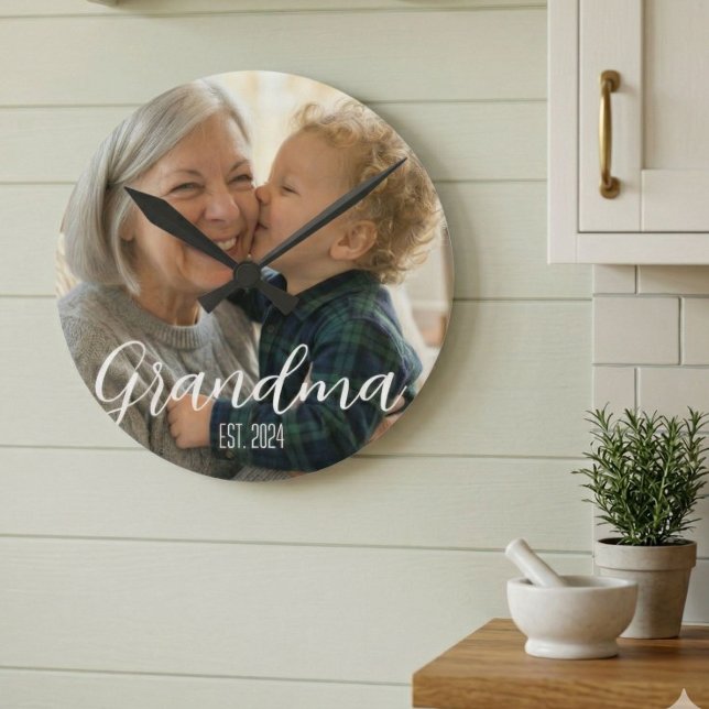 Mormor Etablerade Minimalistisk Vit Skripttext Rund Klocka (Skapare uppladdad)