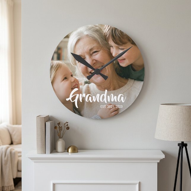 Mormor Etablerade Modernt Vitt Skript Foto Rund Klocka (Grandma Established Script Photo Clock)
