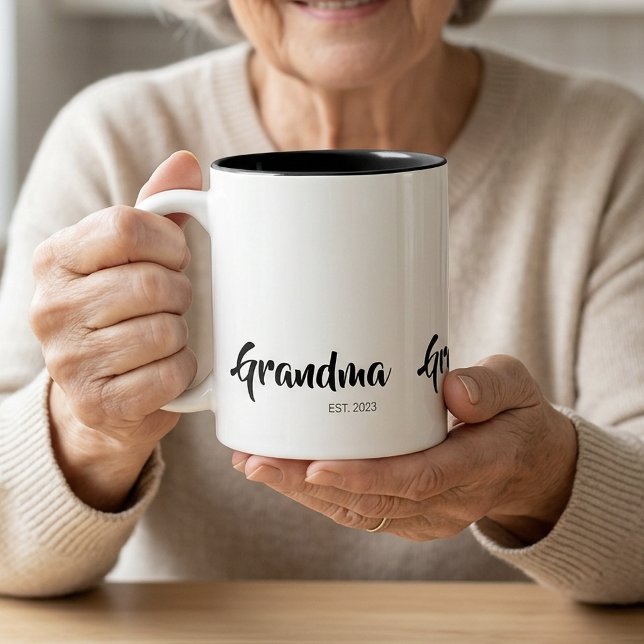 Mormor etablerade svart-vit skriptgåva Två-Tonad mugg (Grandma Established Black White Script Gift Two-Tone Coffee Mug)