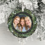 Mormor foliepappersonfoto Julsvart C Julgransprydnad Keramik<br><div class="desc">Mormor,  modernt God jul-utandningsskript helgdag julfotodekoration. Hand målade eukalyptus,  minimalt lövlöv och modern rustisk krutans tillsammans med riktig folieskrift ge detta helgdag kort är en lyxande känsla. I klassade gröntar,   och grå. Texten kan bytas ut mot mamma,  mynning,  morbror,  farfar,  pappa,  pops,  syster,  bror.</div>