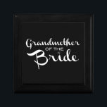 Mormor från Bride White på Black Minnesask<br><div class="desc">Det bästa sättet för brudens mormor att låta världen få veta nyheterna. Perfekt för möhippor och andra bröllop-evenemang.</div>