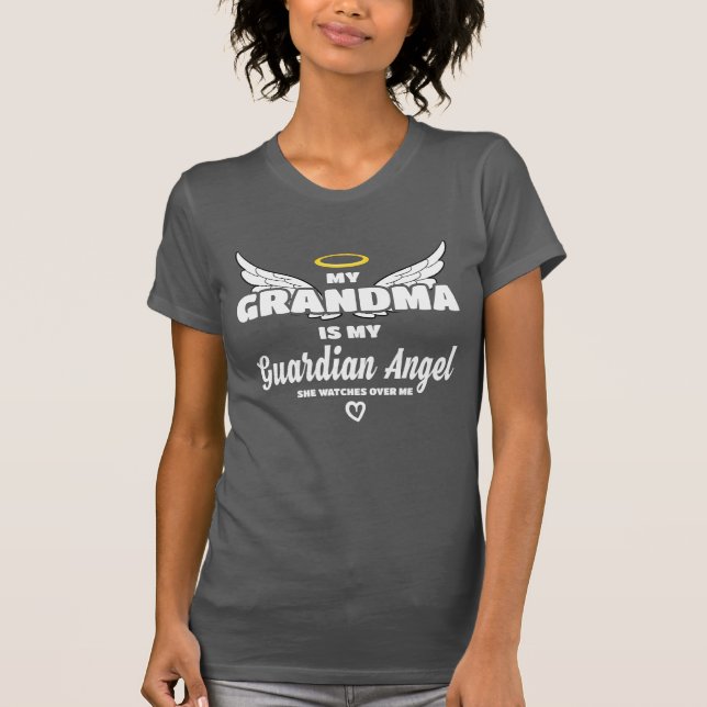 Mormor Guardian Angel tittar över mig i minnet T Shirt (Framsida)