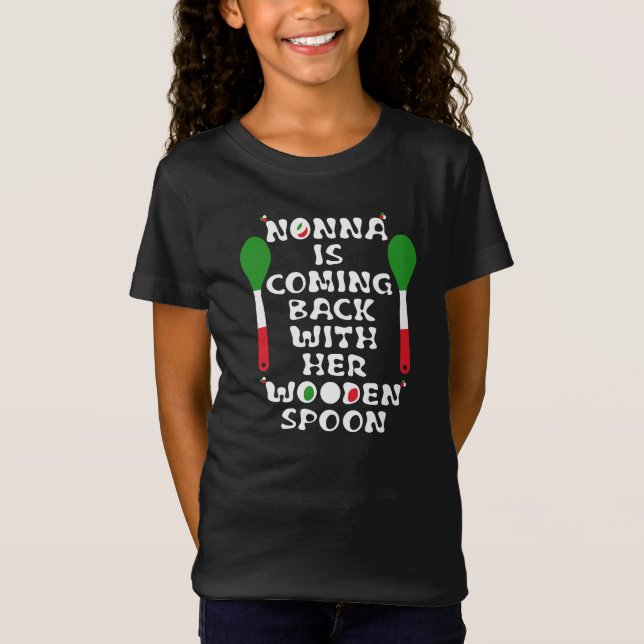 Mormor kommer tillbaka med sin träsked  t shirt (Framsida)
