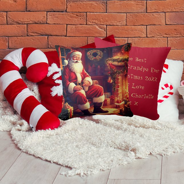 mormor och morfar | Santa by the Fireplace Red Kudde (Front And Back)